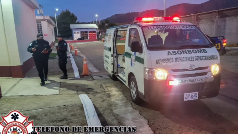 Dos mujeres fueron abusadas sexualmente durante un asalto a un bus en la ruta Interamericana, entre Sololá y Chimaltenango y bomberos les brindan auxilio. (Foto Prensa Libre: Bomberos Municipales Departamentales) 

