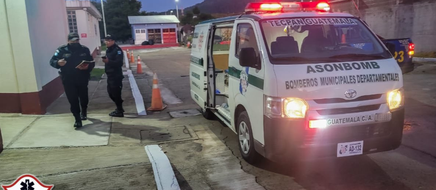 Dos mujeres fueron abusadas sexualmente durante un asalto a un bus en la ruta Interamericana, entre Sololá y Chimaltenango y bomberos les brindan auxilio. (Foto Prensa Libre: Bomberos Municipales Departamentales) 

