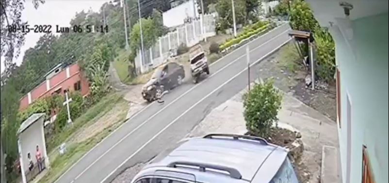 El fuerte impacto de dos automotores fue grabado por cámaras de videovigilancia en El Progreso, Jutiapa. (Foto Prensa Libre: Captura de pantalla de video de Qué hubo Pinula)