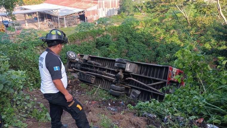 Socorristas acudieron a la ruta a El Tablón, Villa Canales, donde al menos siete pasajeros de un autobús accidentado resultaron heridos. (Foto Prensa Libre: Bomberos Voluntarios)