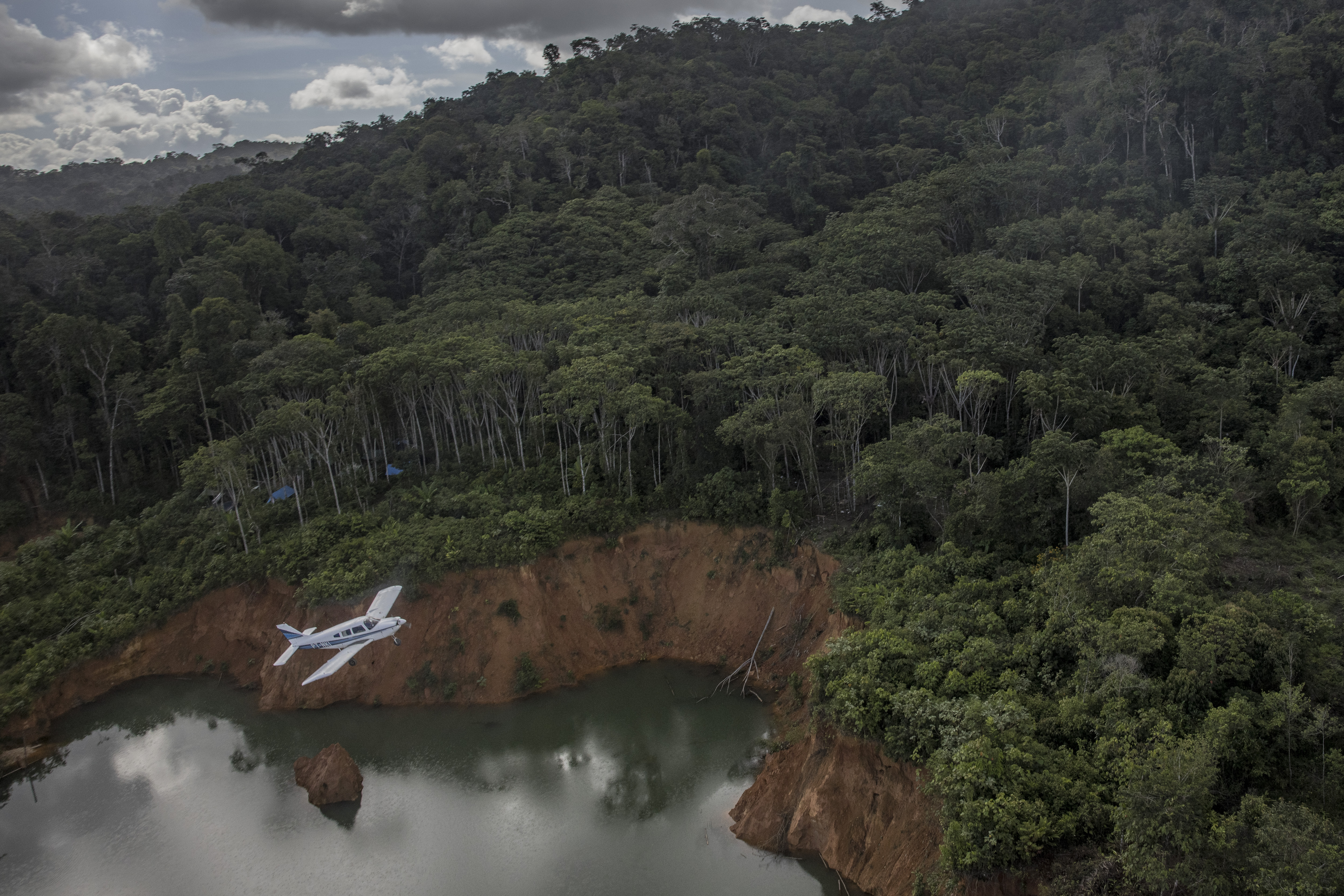 Un avión sobre un sitio de minería ilegal en la tierra del pueblo Yanomami, en el estado de Roraima, Brasil, el 14 de mayo de 2022. (Foto Prensa Libre: Victor Moriyama/The New York Times)