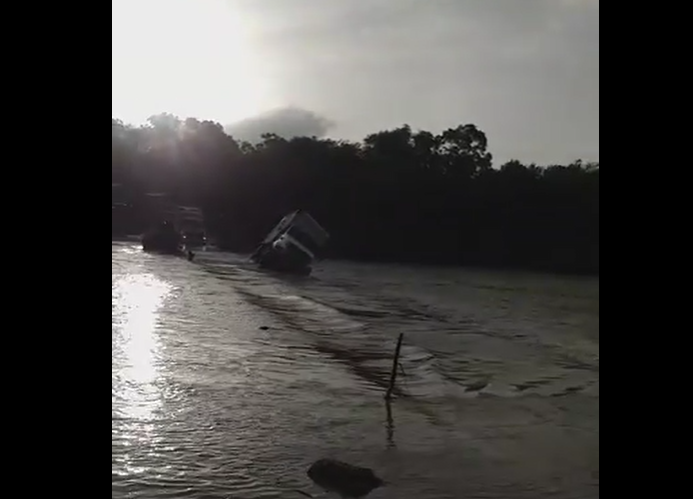 Video: Así fue el momento en que un camión cayó en el río Túnico por la fuerza de la corriente