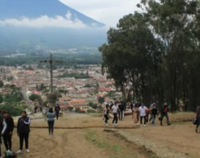 Giammattei anuncia que “próximamente” principiará la instalación de un teleférico en el Cerro de la Cruz