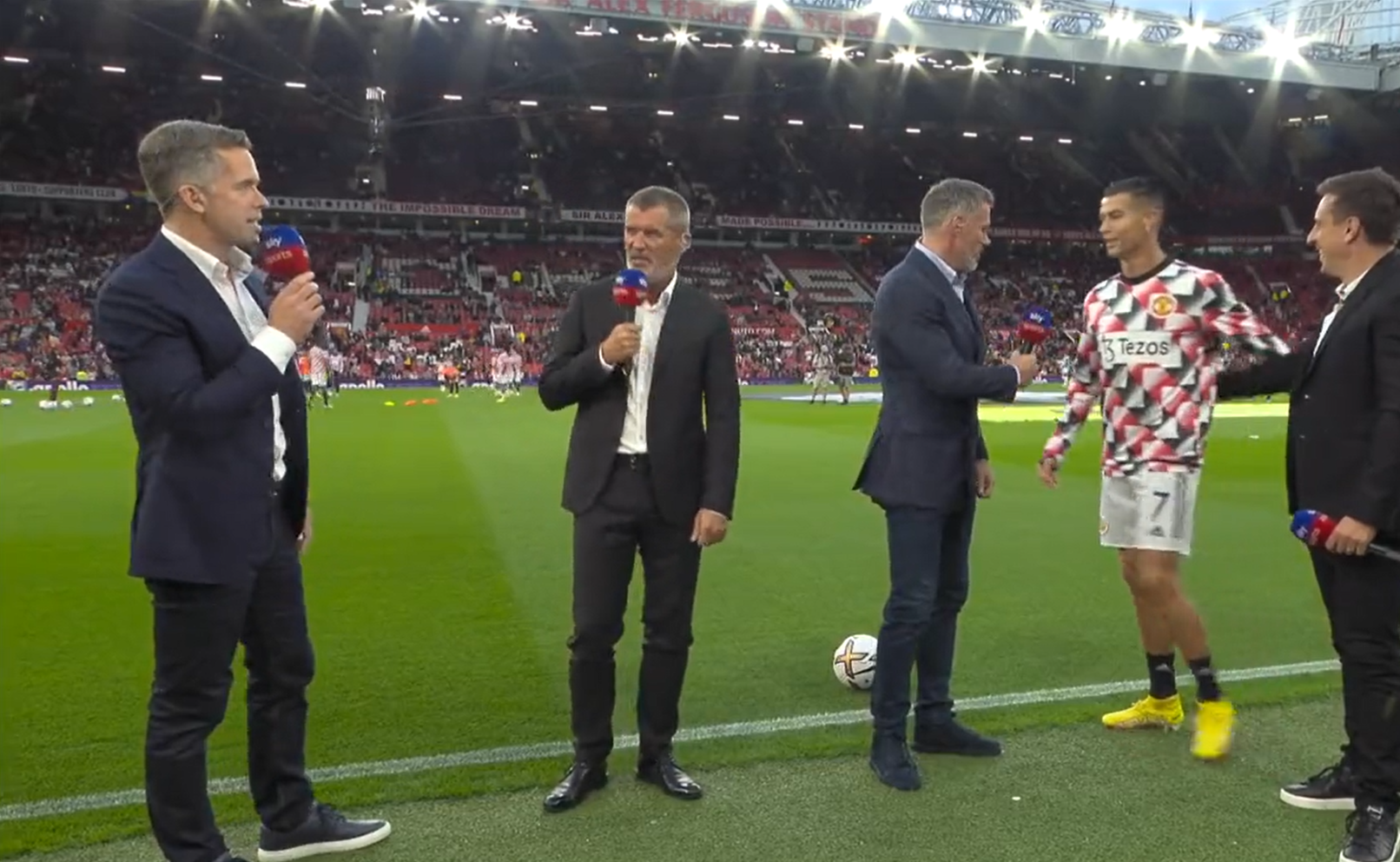Cristiano Ronaldo hizo de las suyas nuevamente y e ignoró el saludo de un periodista en Inglaterra. (Foto Prensa Libre: Captura Video)
