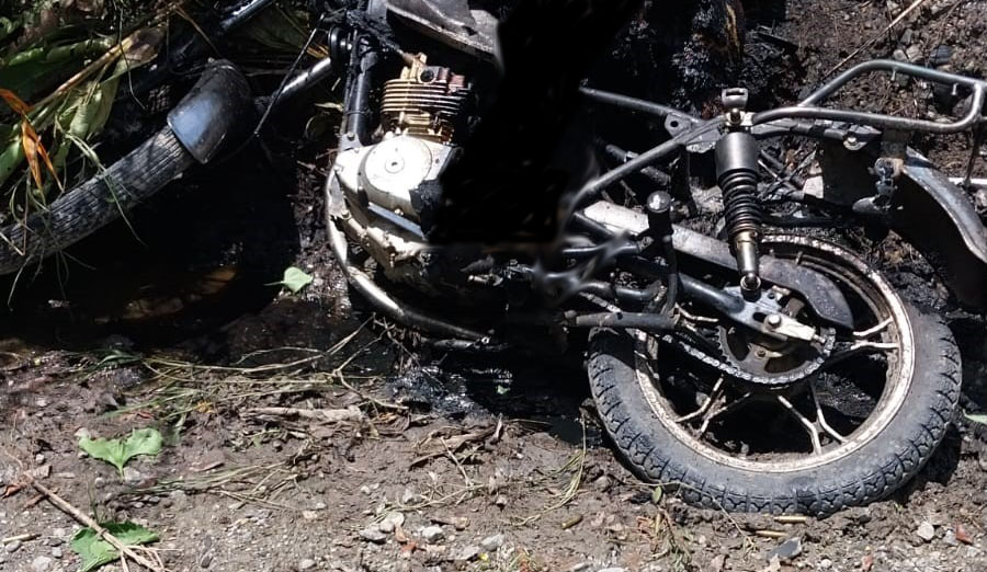 Dos supuestos sicarios y vendedores de droga al menudeo fueron ejecutados en Los Amates Izabal. Después de dispararles les rociaron gasolina y los quemaron. Foto cortesía. 