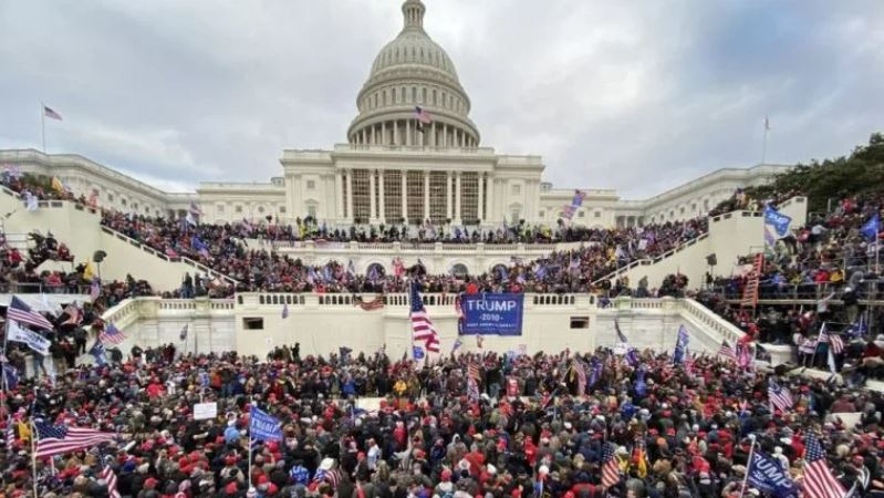 Miles de seguidores de Donald Trump tomaron el Capitolio en enero del 2021.  (Foto Prensa Libre: EFE)