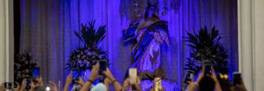Feligreses le toman fotos a una imagen de la Virgen de la Asunción, durante la celebración de la Gritería Chiquita en León, mientras el gobierno de Daniel Ortega sigue arremetiendo contra sacerdotes. (Foto Prensa Libre: EFE)