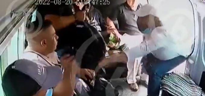 Extracto de un video que muestra un asalto en una combi en México