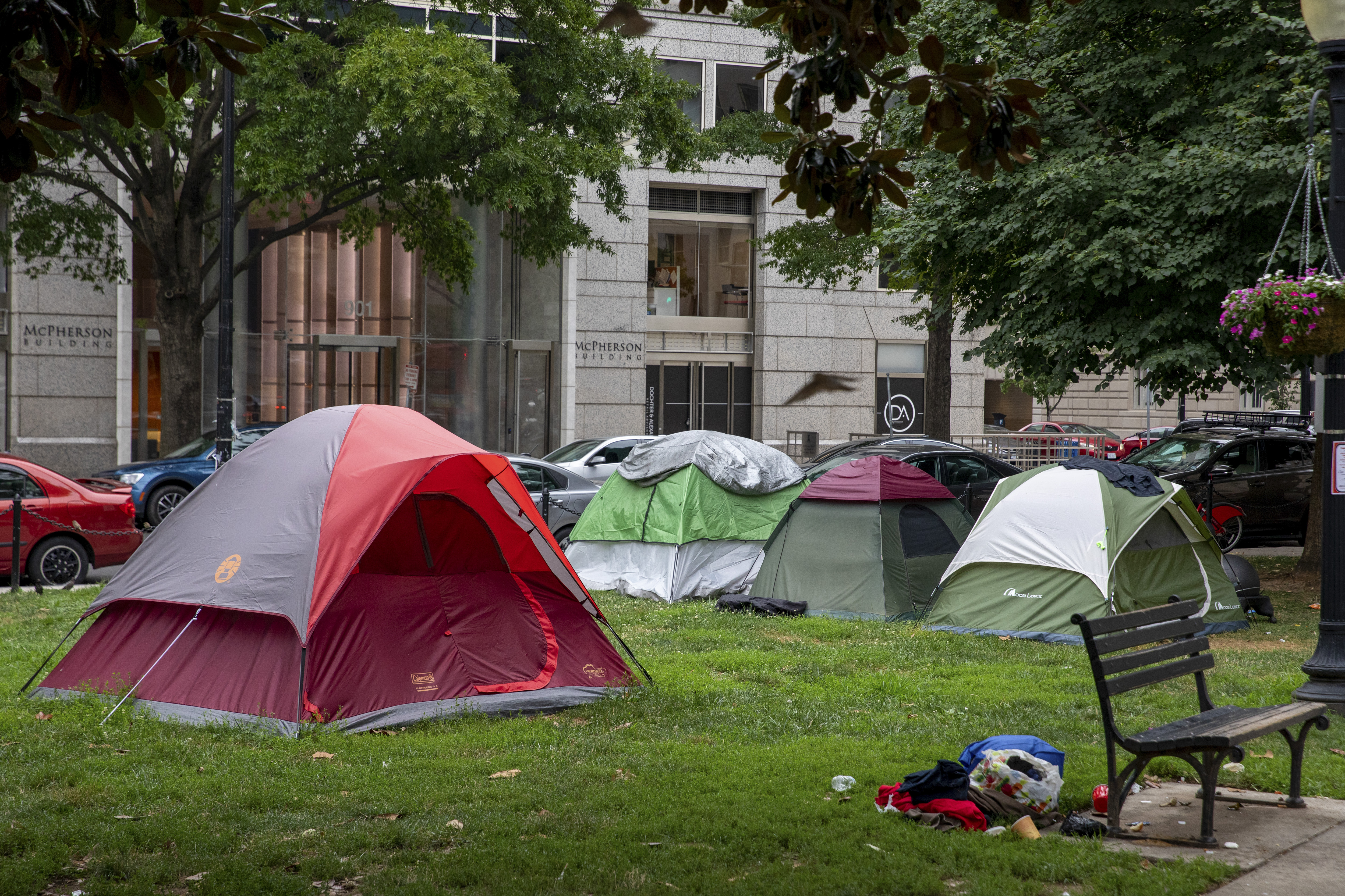 Tiendas de campaña de personas sin alojamiento en McPherson Square en Washington, el 31 de julio de 2022. (Foto Prensa Libre: Amanda Andrade-Rhoades/The New York Times)