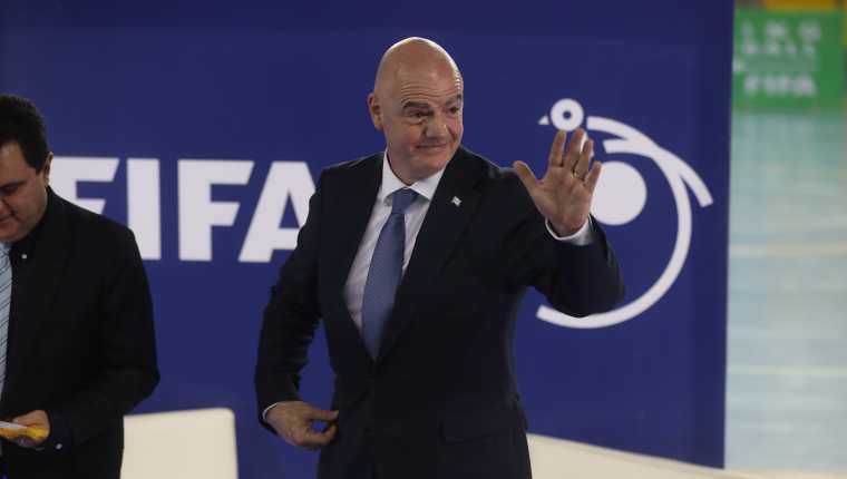 El presidente de la FIFA está dispuesto en apoyar el crecimiento del futbol de Guatemala. (Foto Prensa Libre: Erick Ávila)