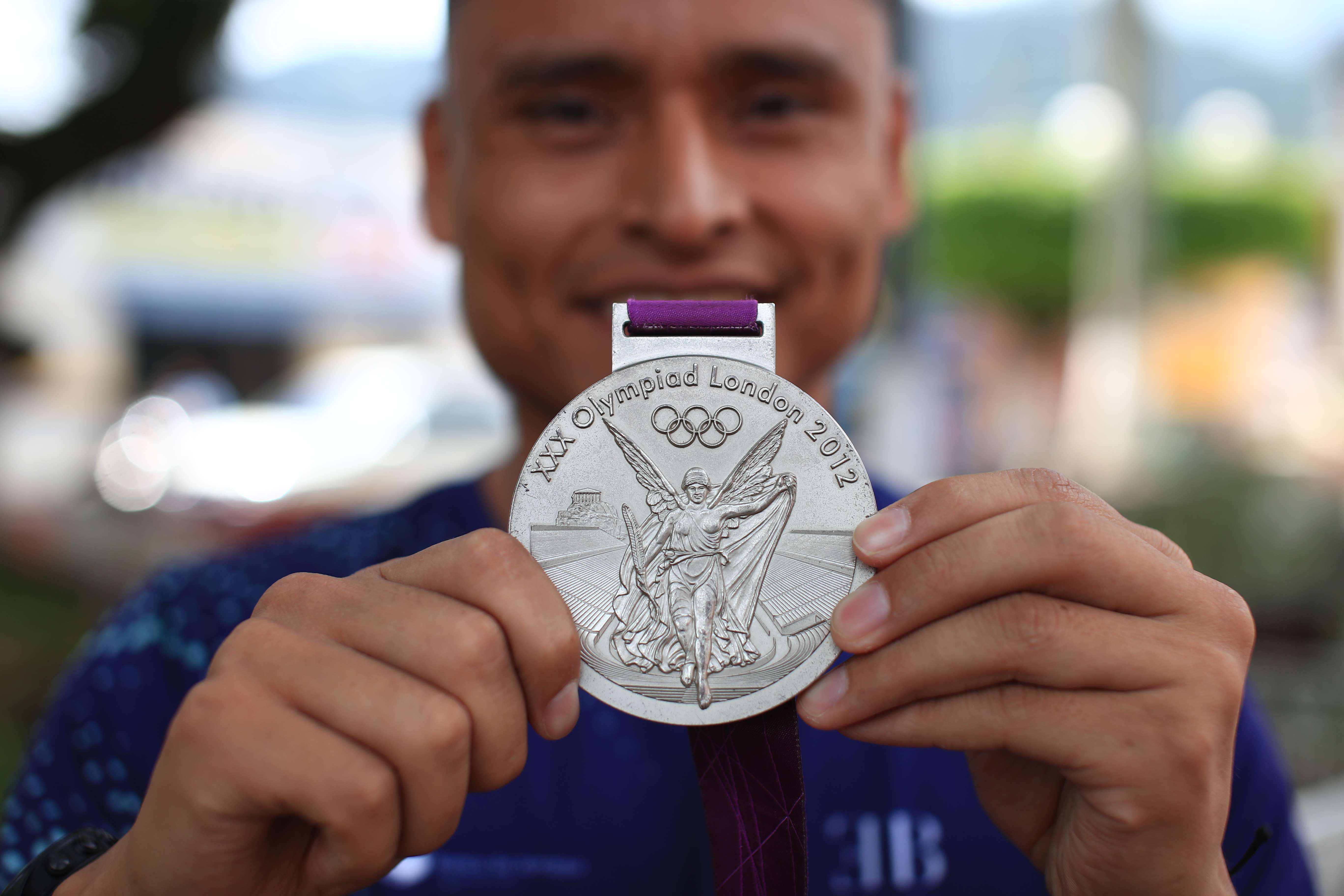 Erick Barrando muestra la medalla de plata que ganó en los Juegos Olímpicos de Londres. (Foto Prensa Libre: Carlos Hernández).