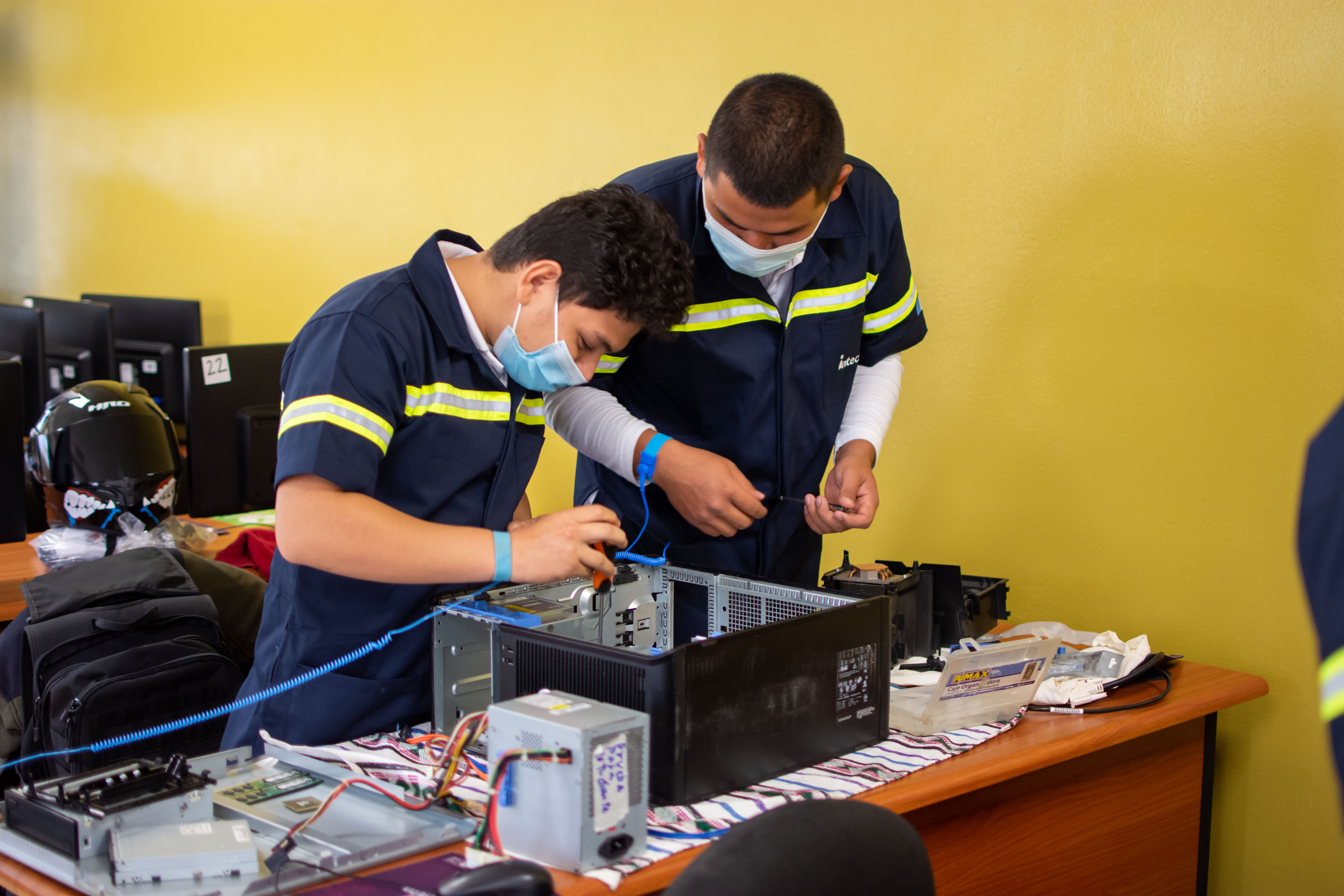 Intecap se creó en 1972 para capacitar en carreras técnicas a los guatemaltecos, de acuerdo a la demanda empresarial, y después de medio siglo, continúa innovando  cada vez más las especializaciones con  una formación de alto nivel  teórico y práctico. (Foto Prensa Libre,  cortesía del Departamento de Mercadeo y Comunicación de   Intecap)
I