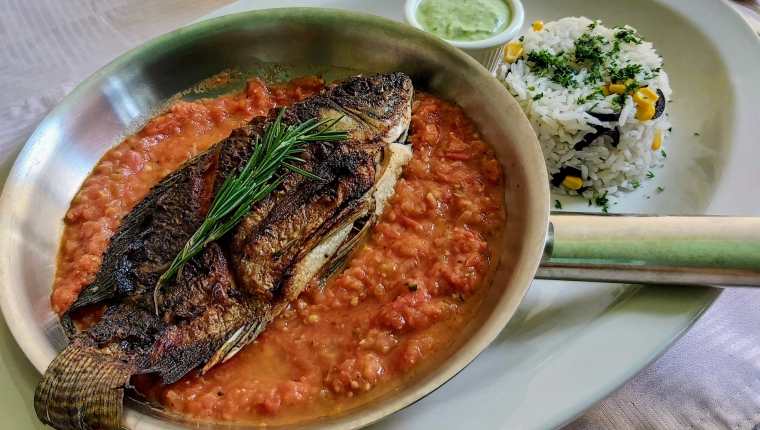Tilapia con salsa de tomate y aderezo de aguacate es una receta original de la chef Karla Godoy, para degustar este pescado lleno de sabor . (Foto Prensa Libre, cortesía de Karla Godoy)