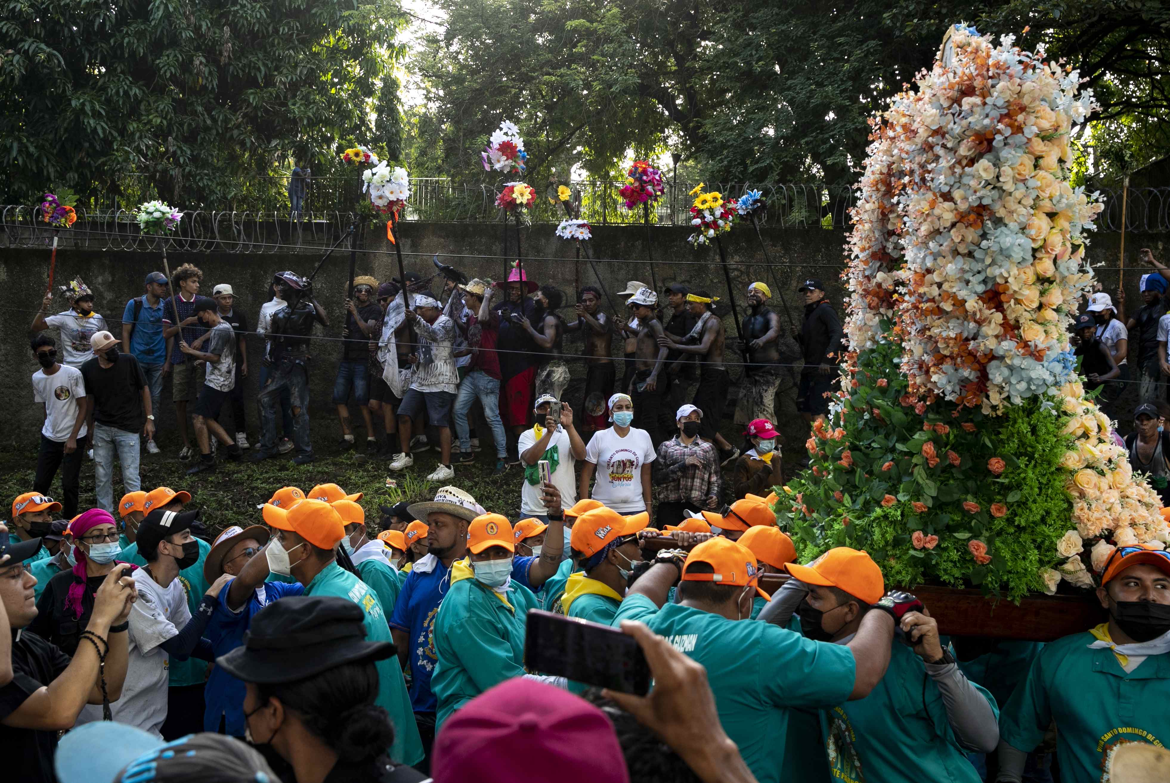 En medio del cierre de iglesias católicas, devotos cargan este lunes la imagen de Santo Domingo de Guzmán durante su procesión, en Managua. (Foto Prensa Libre: EFE)