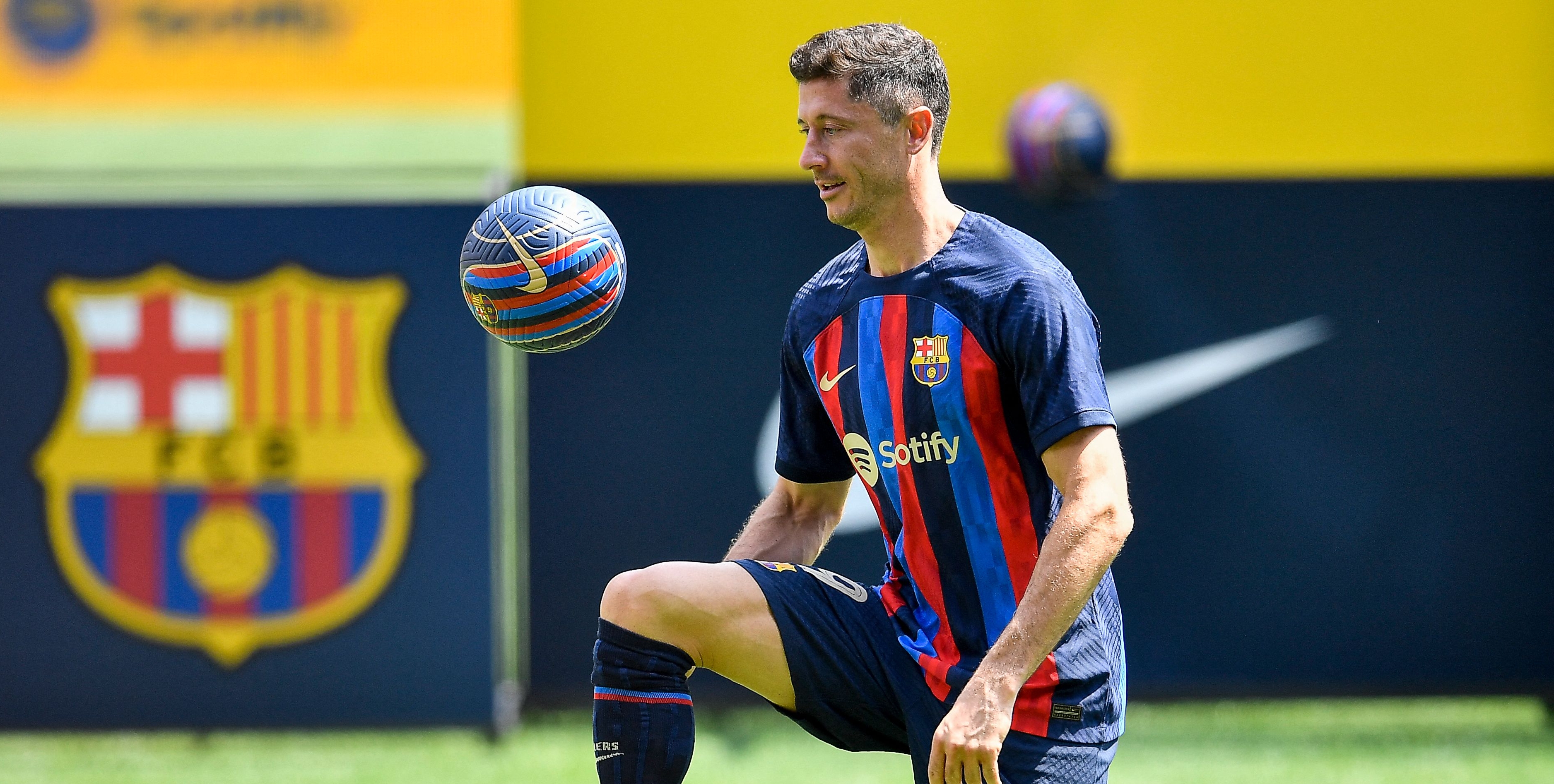Lewandowskimostró sus habilidades con el balón ante la presencia de un buen número de aficionados en el Camp Nou. (Foto Prensa Libre: AFP)