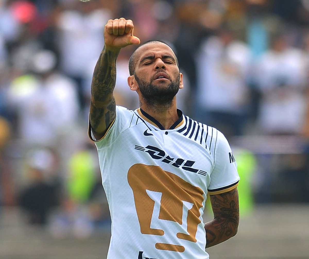 El brasileño Dani Alves pasa del amor a los reproches en el futbol mexicano