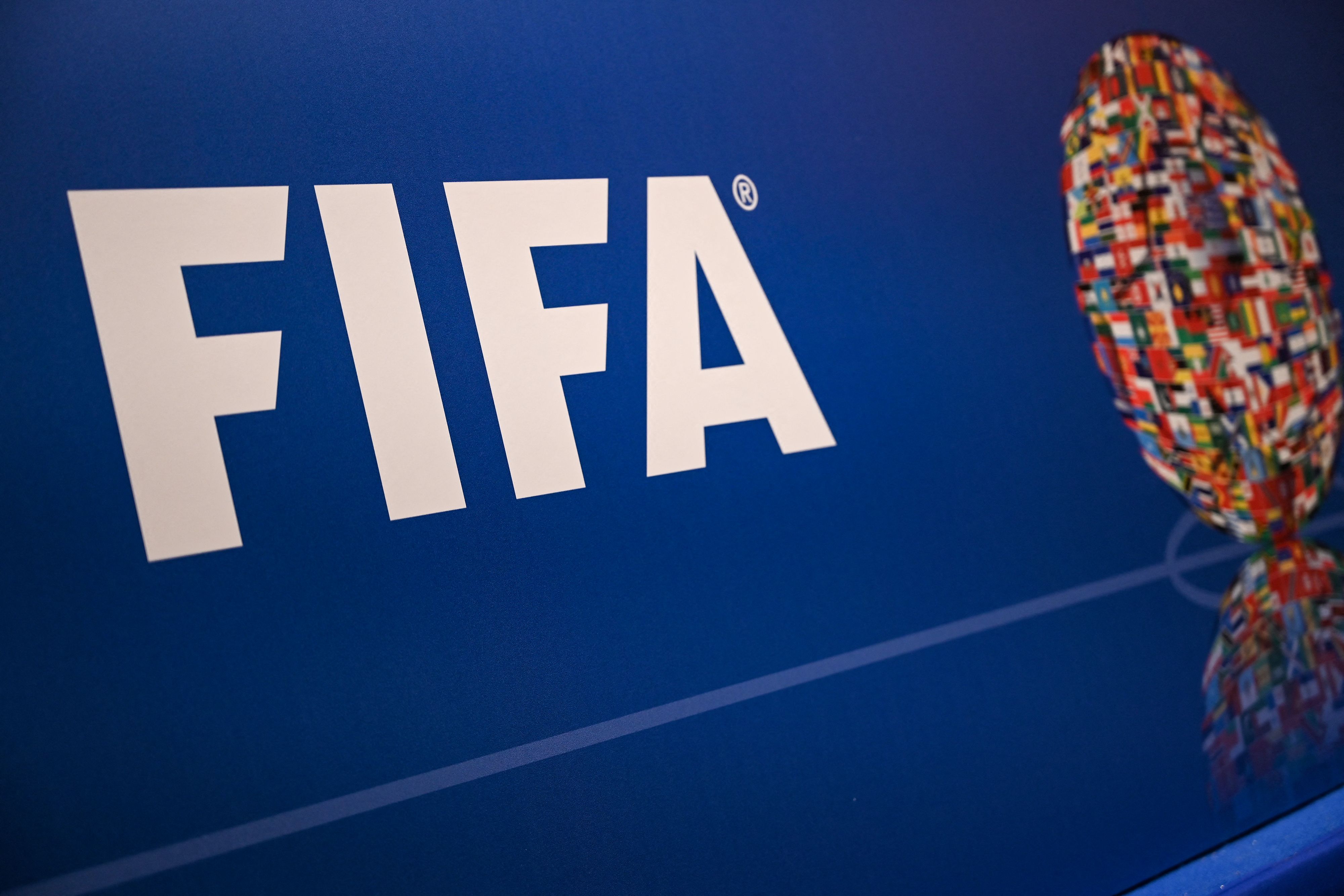 La Fifa junto a Uefa mostraron su preocupación y repudio ante el ataque terrorista que, por fortuna, no dejó heridos. (Foto Prensa Libre: AFP)