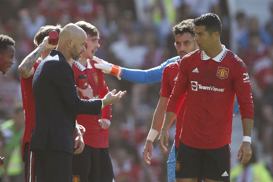 El portugués y su entrenador en un partido de preparación previo al inicio de la Premier League. (Foto Prensa Libre: Twitter)