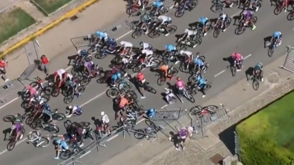 Varios ciclistas quedaron tirados en la carretera a tan solo metros de llegar a la meta. (Foto Prensa Libre: Captura de pantalla)
