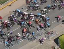 Varios ciclistas quedaron tirados en la carretera a tan solo metros de llegar a la meta. (Foto Prensa Libre: Captura de pantalla)