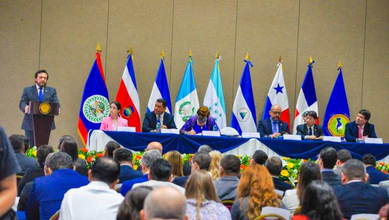 La iniciativa de “Unión Centroamericana” fue presentada por el vicepresidente salvadoreño, Félix Ulloa (de pie). (Foto Prensa Libre: Tomada de @GobernacionSV)