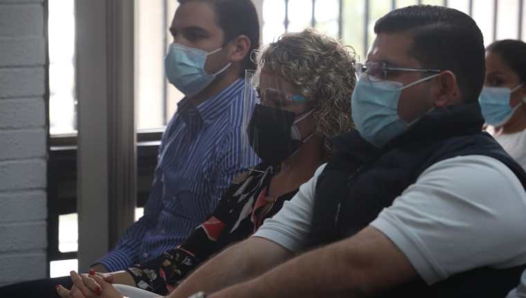 Esposa e hijos de Manuel Baldizón en una audiencia en la Sala de Extinción de Dominio. (Foto Prensa Libre: Juan Diego González)