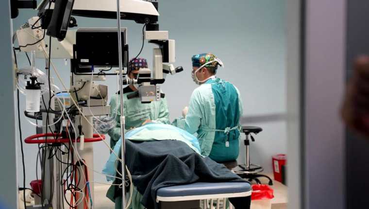Médicos guatemaltecos y estadounidenses atendieron a varios pacientes de forma gratuita, como parte de las jornadas médicas implementadas por HEART 22. (Foto Prensa Libre: Tomada de @usembassyguate)