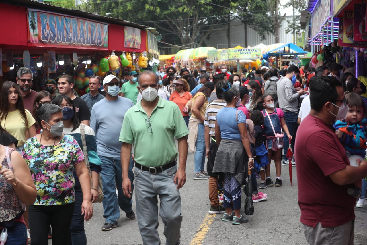 Capitalinos disfrutan de la Feria de Jocotenango. (Foto Prensa Libre: Érick Ávila)