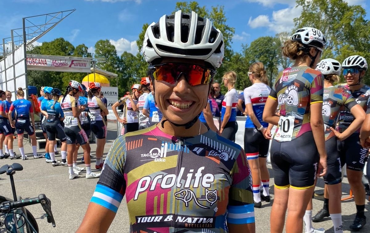 La ciclista guatemalteca Gaby Soto sufre una caída y se retira del Giro de la Toscana en Italia