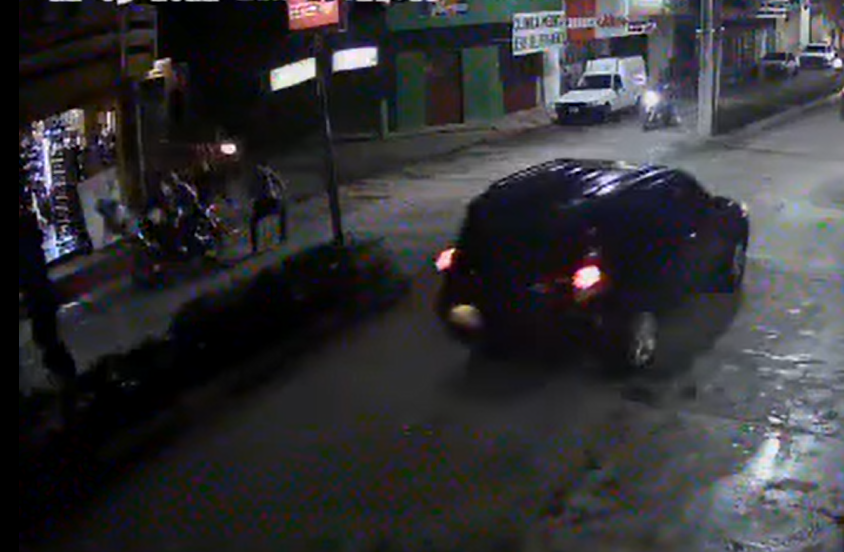 Persona trata de evitar que supuestos asaltantes huyan en la ciudad de Jutiapa. (Foto: Tomada del video Jutiapa Noticias)