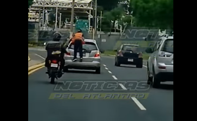 Video: El riesgoso momento en que un hombre viaja en la parte exterior de un automóvil y qué dice la PMT