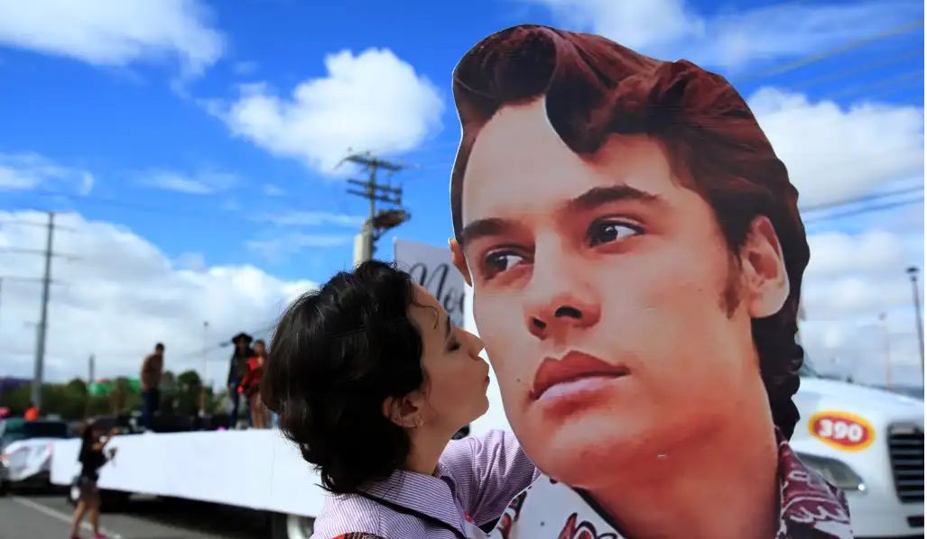 Ciudadanos rinden homenaje con un desfile al cantante Juan Gabriel en Ciudad Juárez, México. (Foto Prensa Libre: EFE)