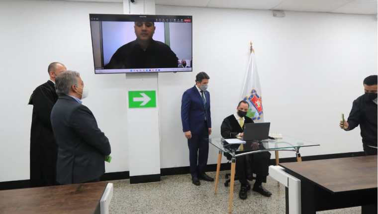 El alcalde capitalino, Ricardo Quiñónez, muestra cómo funcionarán las audiencias virtuales. (Foto Prensa Libre: Élmer Vargas)