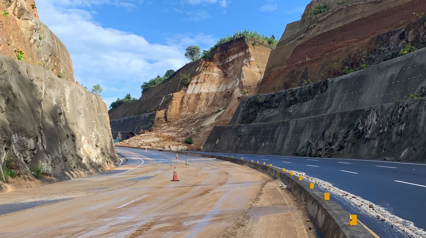 El paso vehicular por el Libramiento de Chimaltenango ha quedado cerrado en varias oportunidades a causa de derrumbes y daños por la lluvia. (Foto Prensa Libre: Emmy Sánchez)