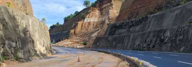 El paso vehicular por el Libramiento de Chimaltenango ha quedado cerrado en varias oportunidades a causa de derrumbes y daños por la lluvia. (Foto Prensa Libre: Emmy Sánchez)