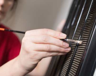 Limpie la rejilla de ventilación del refrigerador por lo menos dos veces al año