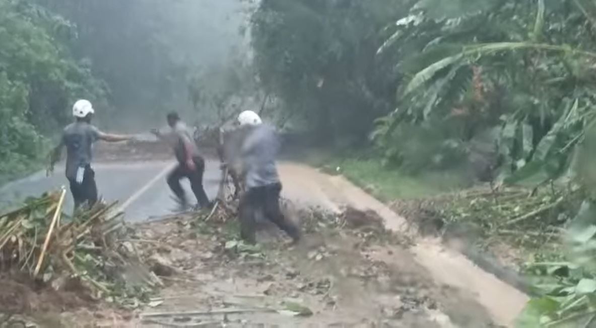 Bomberos de la Brigada de Socorro Chicacao Suchitepéquez corren para ponerse a salvo de un derrumbe que los sorprendió en la ruta entre Nahualate y Chicacao. (Foto Prensa Libre: Brigada de Socorro Chicacao Suchitepéquez)