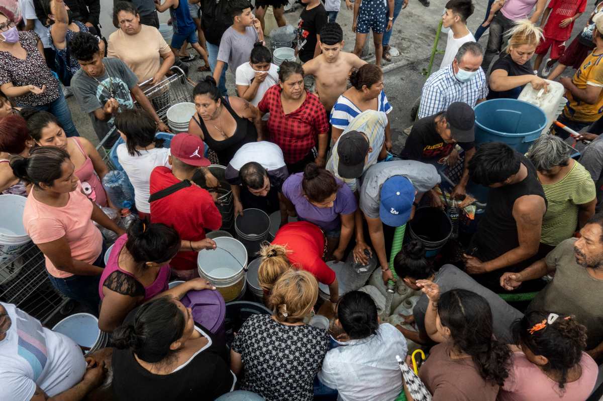 Residentes de la colonia Industrial esperan para llenar sus contenedores con agua en Monterrey, México, el 21 de junio de 2022. (Foto Prensa Libre: César Rodríguez/The New York Times)