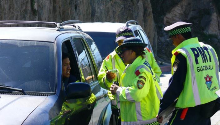 No es ilegal grabar a agentes de tránsito ya que los actos de la administración son públicos. (Foto Prensa Libre: Hemeroteca PL)
