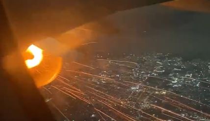 Video: Los momentos de angustia que vivieron los pasajeros de un avión al ver una de las turbinas en llamas