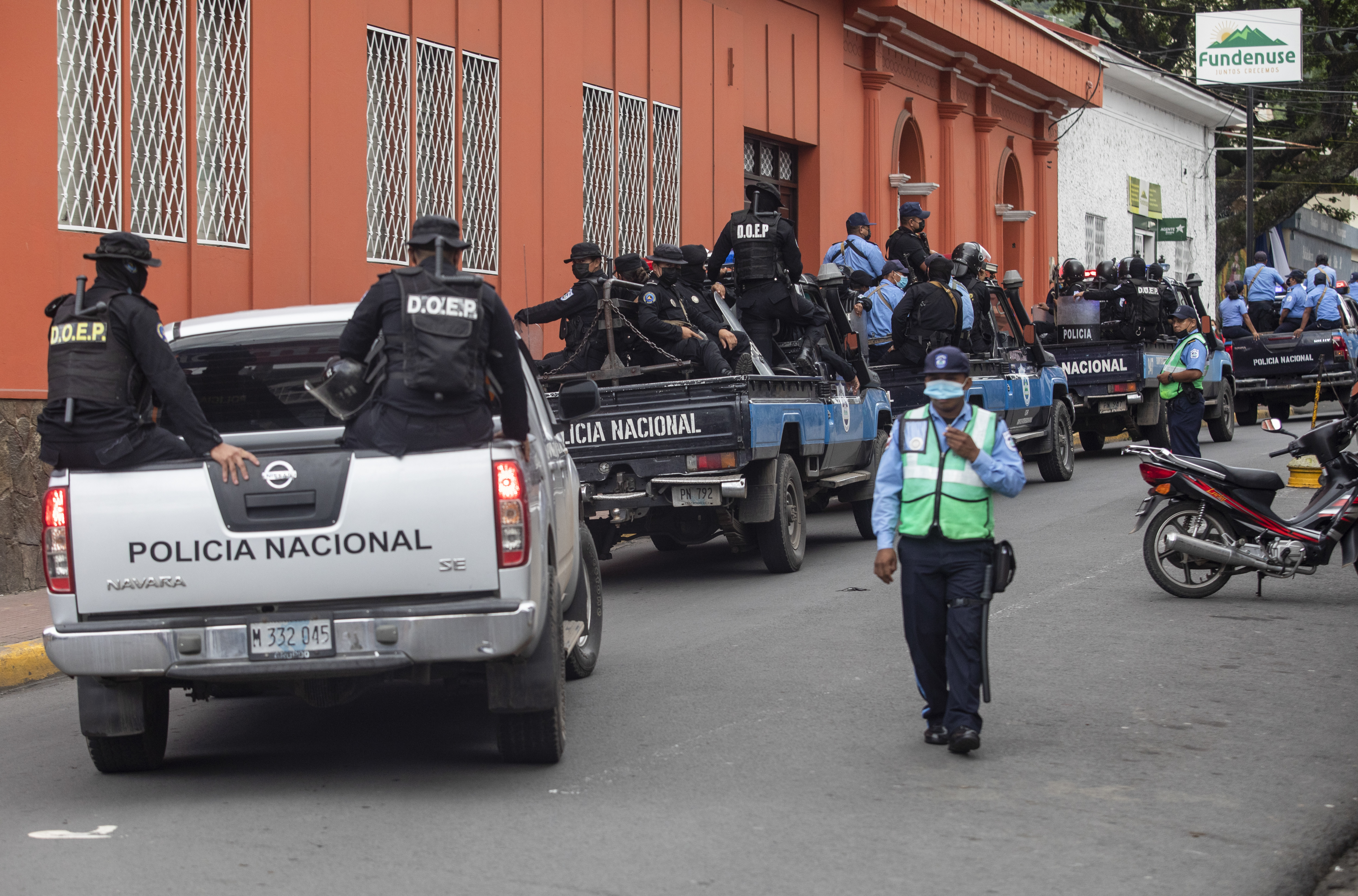 Agentes de la policía nicaragüense y de las fuerzas antidisturbios en la entrada principal de la iglesia del obispo Rolando Álvarez, en Matagalpa, 60 millas al norte de Managua, Nicaragua, el 4 de agosto de 2022. (Foto Prensa Libre: Whitney Curtis/The New York Times)
