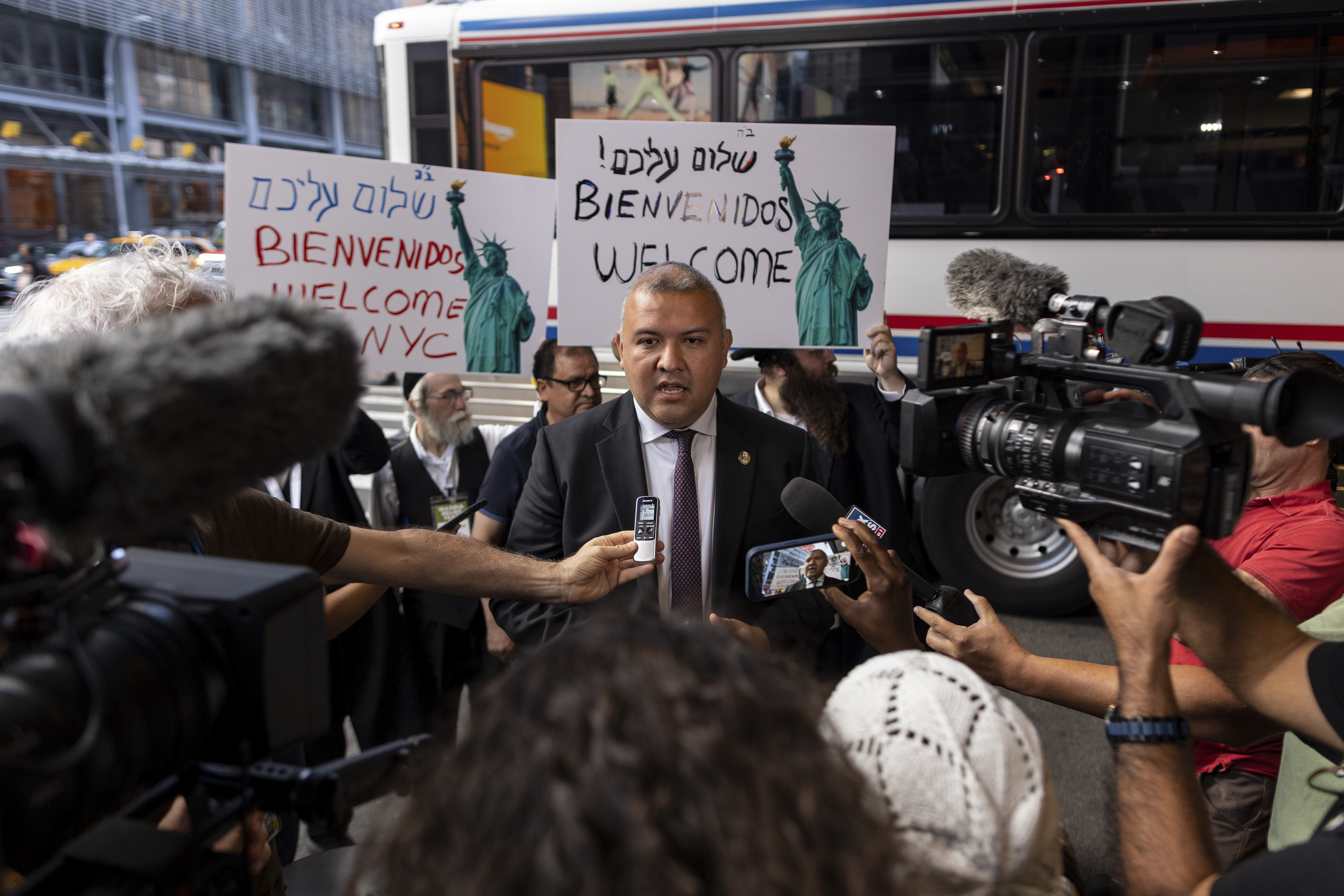 Manuel Castro, comisionado de asuntos de los inmigrantes de la ciudad de Nueva York, habla con la prensa antes de la llegada de los inmigrantes procedentes de Texas en la Terminal de Autobuses de la Autoridad Portuaria en Nueva York el 17 de agosto de 2022. (Foto Prensa Libre: Mostafa Bassim/The New York Times)