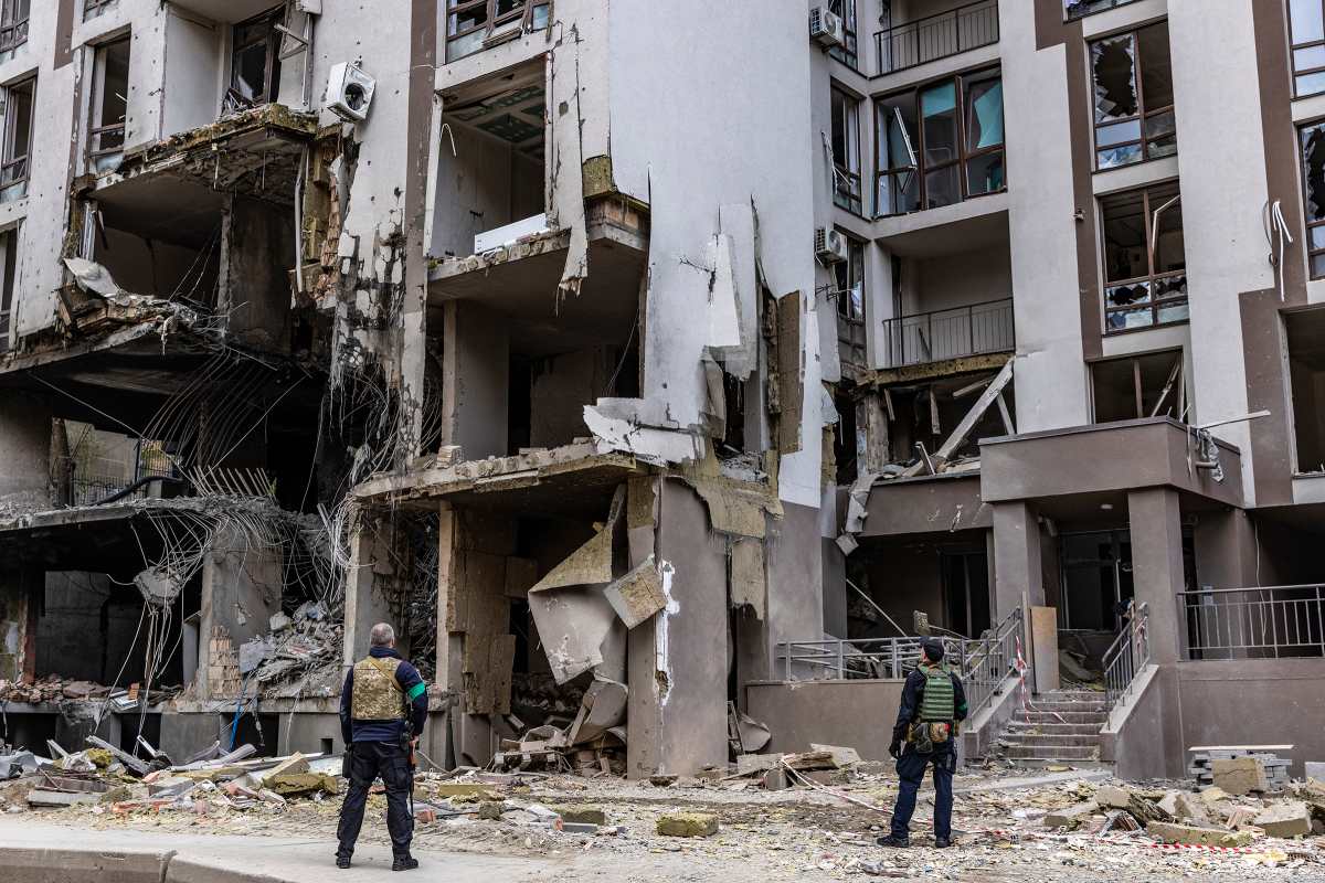 Un edificio de apartamentos dañado por ataques con misiles rusos en el centro de Kiev. (Foto Prensa Libre: David Guttenfelder/The New York Times)