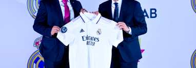 El exjugador español estuvo en el país en representación de la institución del Real Madrid para firmar el convenio. (Foto Prensa Libre: Sergio Muñoz)