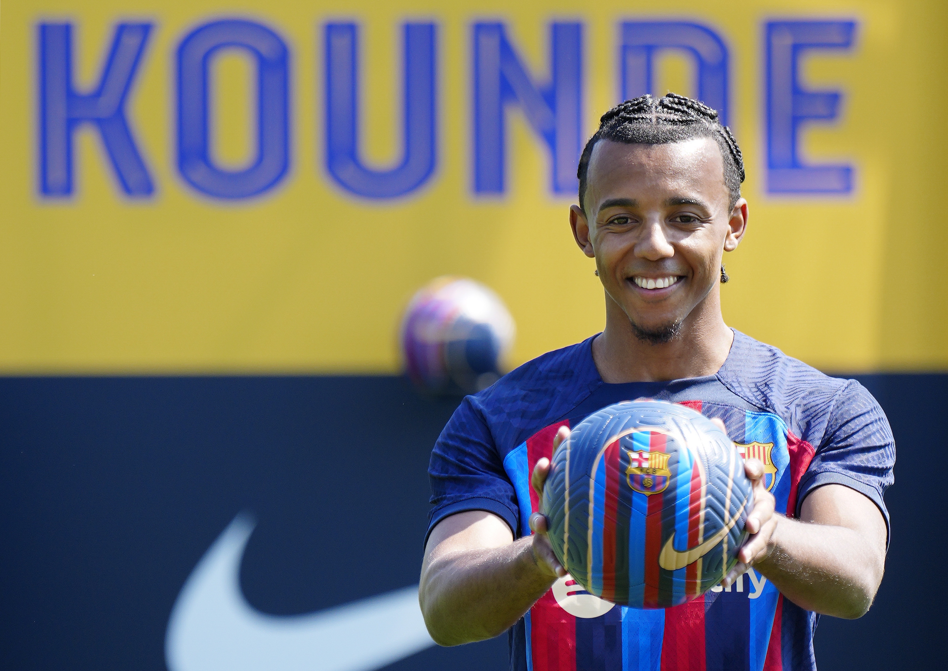 Kounde está feliz por llegar al Barcelona con el que espera destacar en la temporada. (Foto Prensa Libre: AFP)