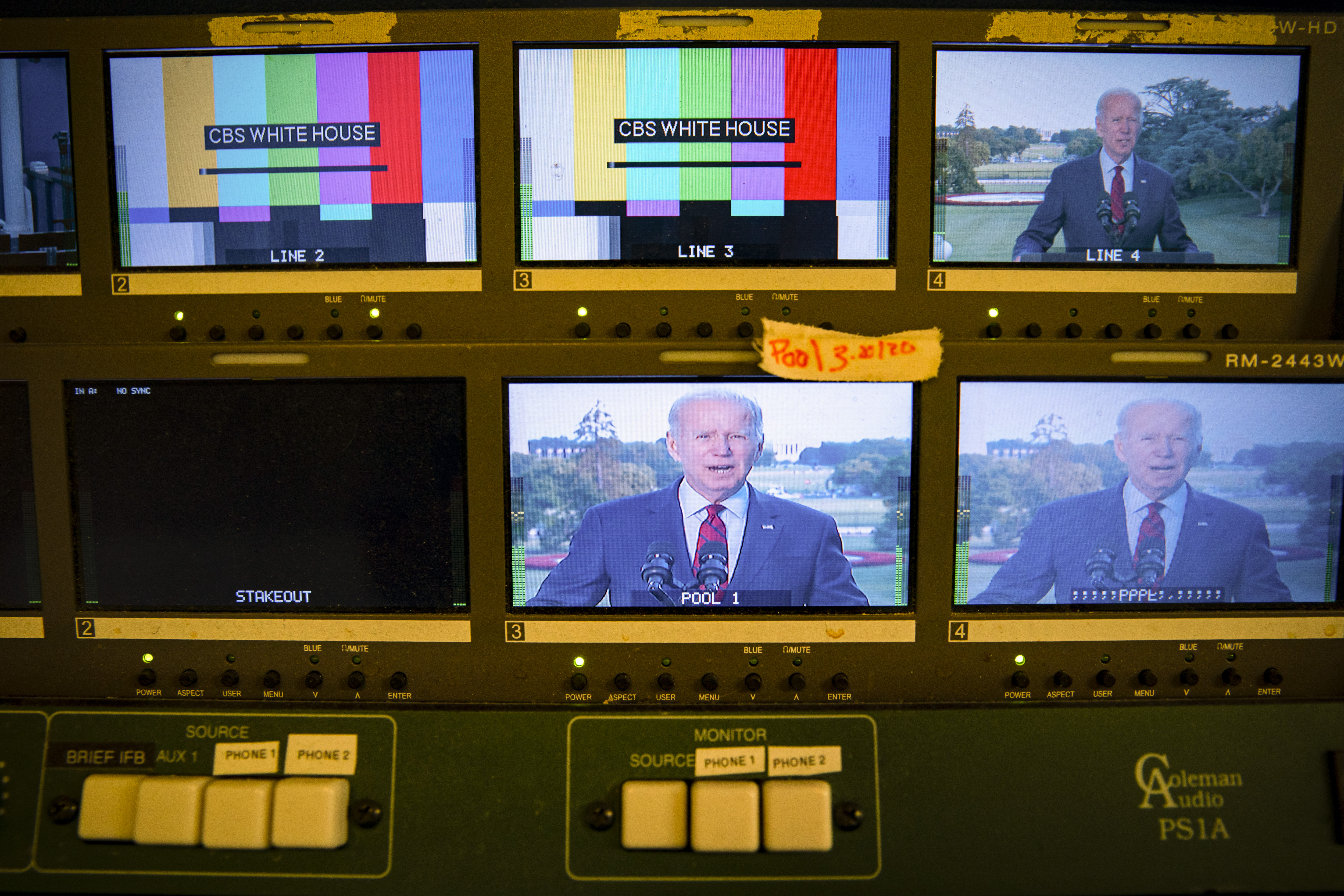 El presidente Joe Biden aparece en varias pantallas en la sala de reuniones de la Casa Blanca, durante un discurso televisado a nivel nacional en el que anunció que un ataque aéreo estadounidense en Afganistán mató al líder de Al Qaeda Ayman al Zawahri, en Washington, el 1 de agosto de 2022. (Foto Prensa Libre: Al Drago/The New York Times)