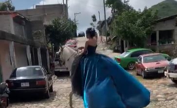Extracto de video de una quinceañera montada a caballo