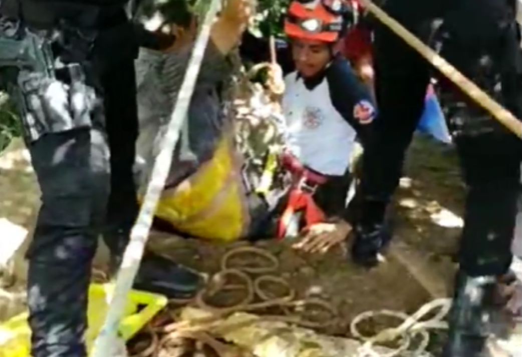 “Una persona está en el fondo”: Video del rescate de un hombre que sobrevivió a la caída en un pozo