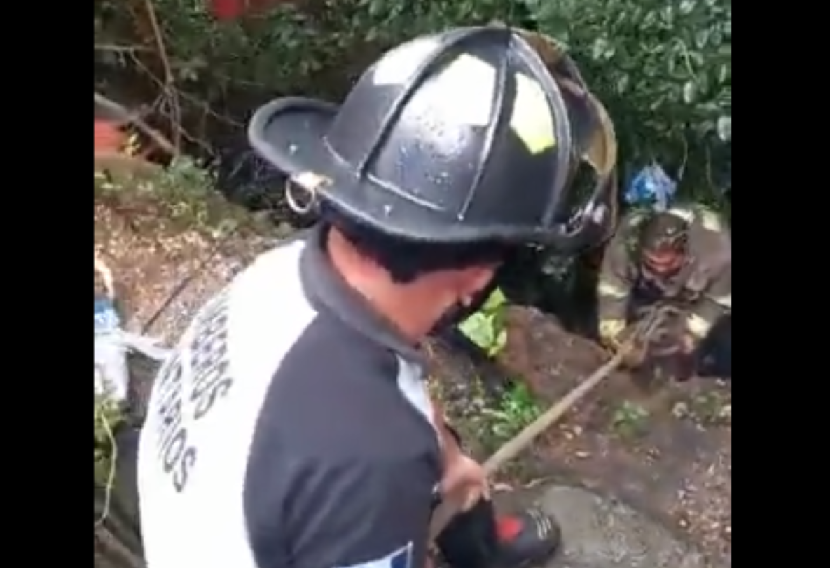 “Falta poco”: Video de cómo los bomberos trabajaron en equipo para rescatar a mujer en un barranco