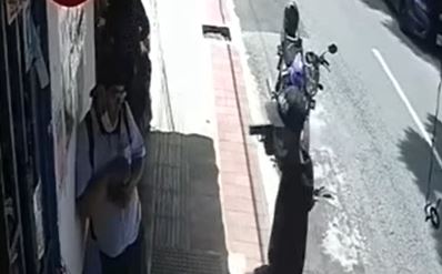 Video: Graban el momento en que un asaltante, con pistola en mano, amenaza y roba a una persona en un comercio de la zona 10